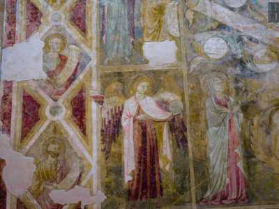 Concludono la scena, sul lato sinistro, rappresentazioni di santi e angeli in riquadri geometrici...